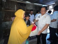 Wabup Darmawangsyah Kunjungi Warga Miskin Ekstrem, Berikan Bantuan dan Peralatan Masak