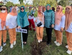 Ketua TP PKK Gowa Tanam Pohon di Hari Bumi: Ajak Warga Peduli Lingkungan