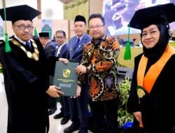 Darmawangsyah Muin Terima Penghargaan dan Pin Emas dari UMI Makassar