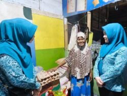 PKK Gowa Kembali Salurkan Bantuan Pangan Bagi KME di Somba Opu