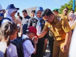 Pemkab Gowa Bagikan Seragam Gratis untuk Siswa Baru SD dan SMP