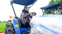 Andi Tenri Indah Serahkan Dua Unit Traktor untuk Petani Gowa, Dorong Kemandirian Pangan Daerah