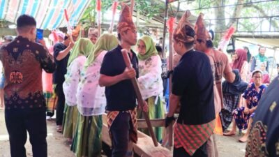 Bupati Luwu Timur Hadiri Acara Adat Mappadendang di Desa Mabonta