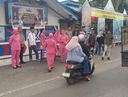 Polres Luwu Timur dan Bhayangkari Berbagi Takjil di Jalur Trans Sulawesi Sambut Ramadan