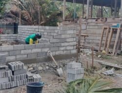 Camat Kalaena Tinjau Progres Bedah Rumah Nenek Jahira di Desa Mekarsari