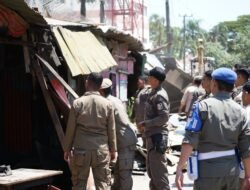 Berdiri di Atas Trotoar, 20 Lapak PKL di Jalan Kalimantan Makassar Dibongkar