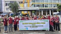 Jumat Terakhir Ramadan, Lurah Daya Bersama RT dan RW Berbagi Takjil ke Warga