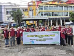 Jumat Terakhir Ramadan, Lurah Daya Bersama RT dan RW Berbagi Takjil ke Warga