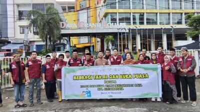 Jumat Terakhir Ramadan, Lurah Daya Bersama RT dan RW Berbagi Takjil ke Warga