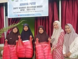 Relawan Sedekah Jum’at Bagikan Nasi Kotak untuk Pasien di Puskesmas Malili