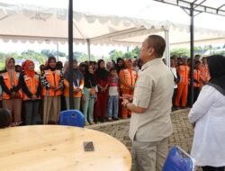 Jelang Idulfitri, Petugas Kebersihan dan Tukang Ojek di Malili Terima Bingkisan Lebaran