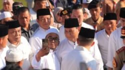 Prabowo Bagikan Sembako Usai Salat Id di Aceh Tamiang