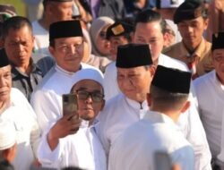 Prabowo Bagikan Sembako Usai Salat Id di Aceh Tamiang