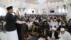 Bupati Ibas Salat Id Bersama Warga di Masjid Agung Malili