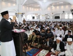Bupati Ibas Salat Id Bersama Warga di Masjid Agung Malili