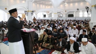 Bupati Ibas Salat Id Bersama Warga di Masjid Agung Malili