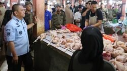 Bupati Luwu Timur Pantau Harga Sembako di Pasar Malili, Ayam Potong Naik 10 Persen