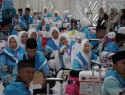 Wabup Gowa Lepas 343 Jamaah Calon Haji Kloter 9, Ingatkan Jaga Kesehatan dan Kekompakan