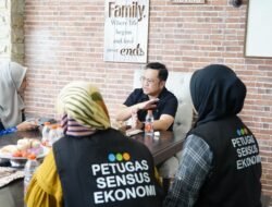 Sukseskan Sensus Ekonomi, Darmawangsyah Muin dan Istri Ikuti Pendataan BPS