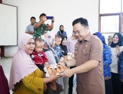 Wabup Gowa Salurkan 200 Paket Makanan Bergizi untuk Keluarga Berisiko Stunting