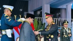 Prabowo Terima Medali Loka Praja Samrakshana pada Peringatan HUT ke-80 Bhayangkara