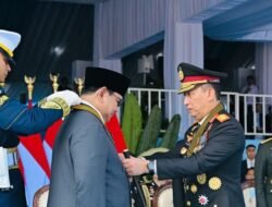 Prabowo Terima Medali Loka Praja Samrakshana pada Peringatan HUT ke-80 Bhayangkara