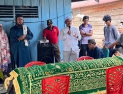 Anggota DPRD Firman Udding Lepas Jenazah Kasumang Binti Mulu di Desa Baruga
