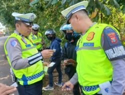 Satlantas Luwu Timur Ingatkan Pengendara Lengkapi Helm, SIM dan STNK