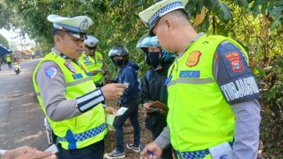Satlantas Luwu Timur Ingatkan Pengendara Lengkapi Helm, SIM dan STNK